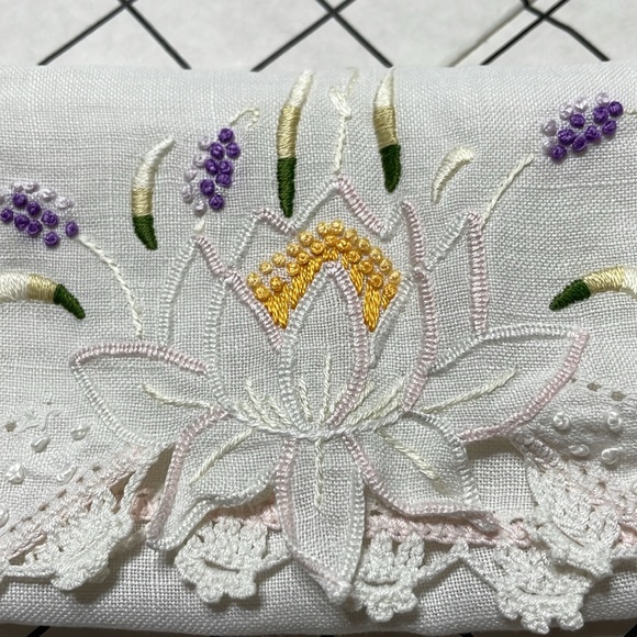 Lot of vintage handkerchiefs/linens w/embroidery and lace embellishments - Picture 8 of 16